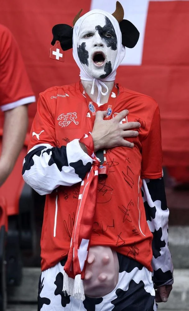 CĐV Thụy Sỹ biến mình thành chú bò sữa